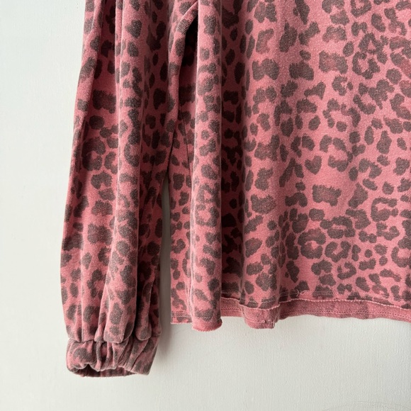 Sundry | Evereve Oversized Muted Pink Leopard Sweatshirt - Picture 5 of 10